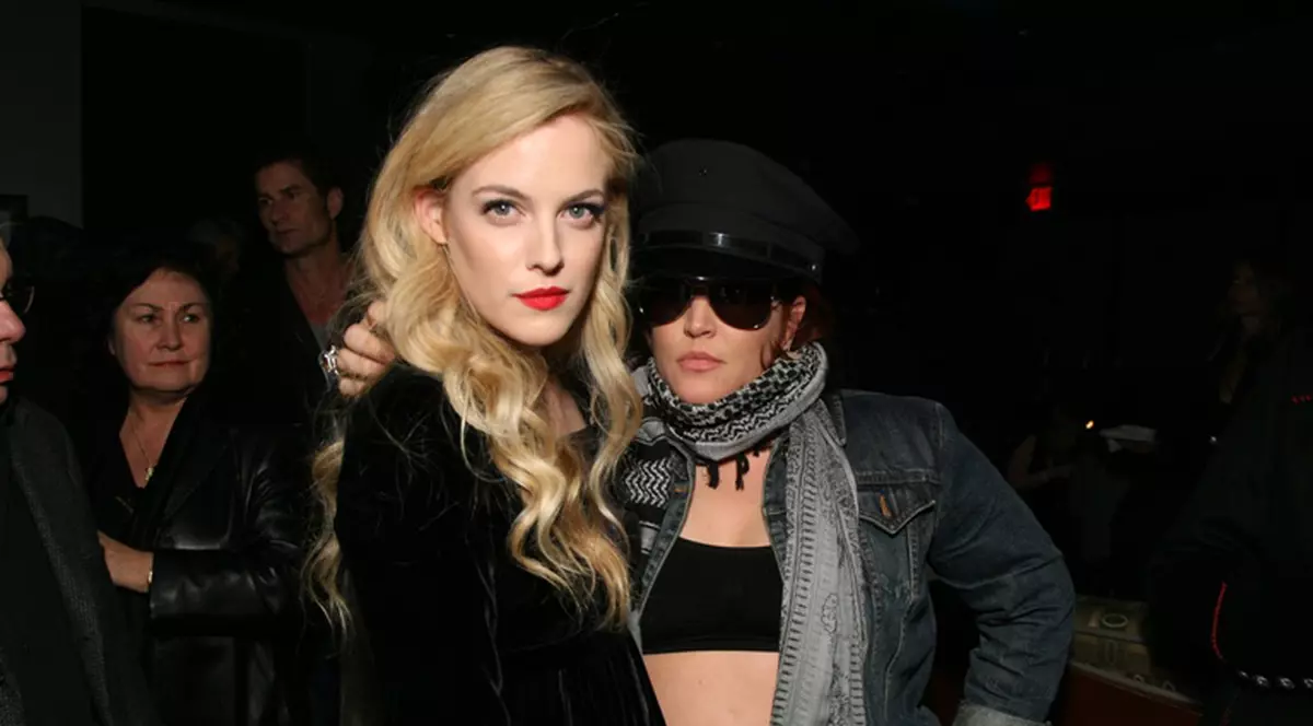 La 22 de ani şi-a găsit alesul! Nepoata lui Elvis Presley s-a logodit