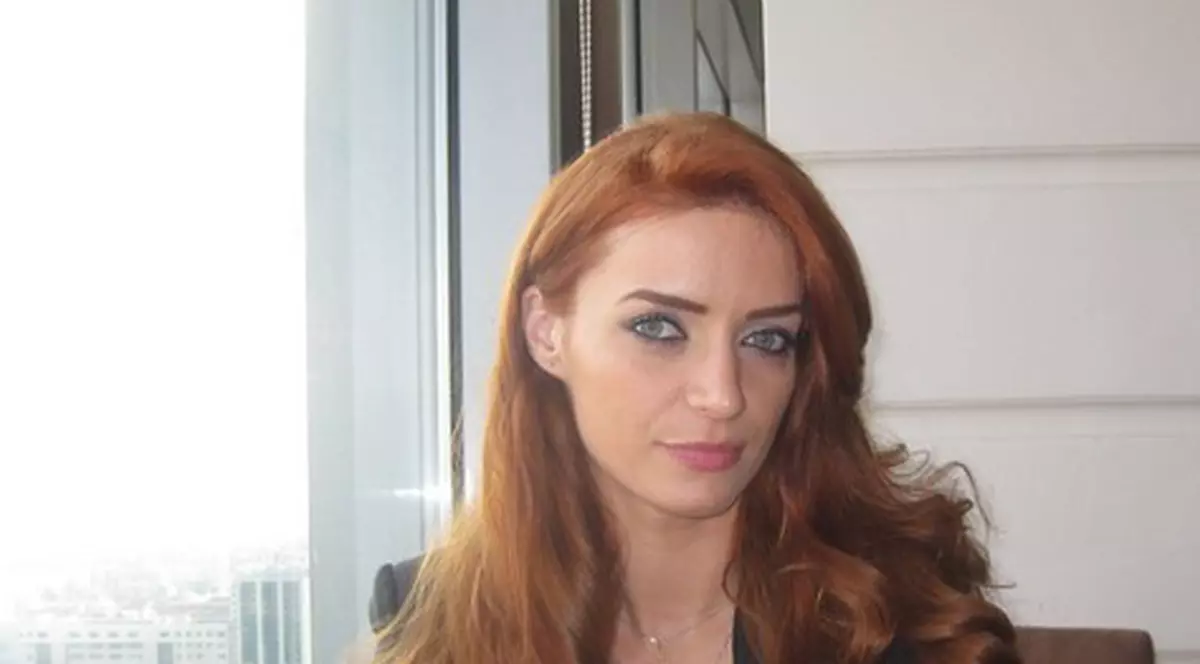 Cântăreaţa Lally şi-a schimbat look-ul | FOTO