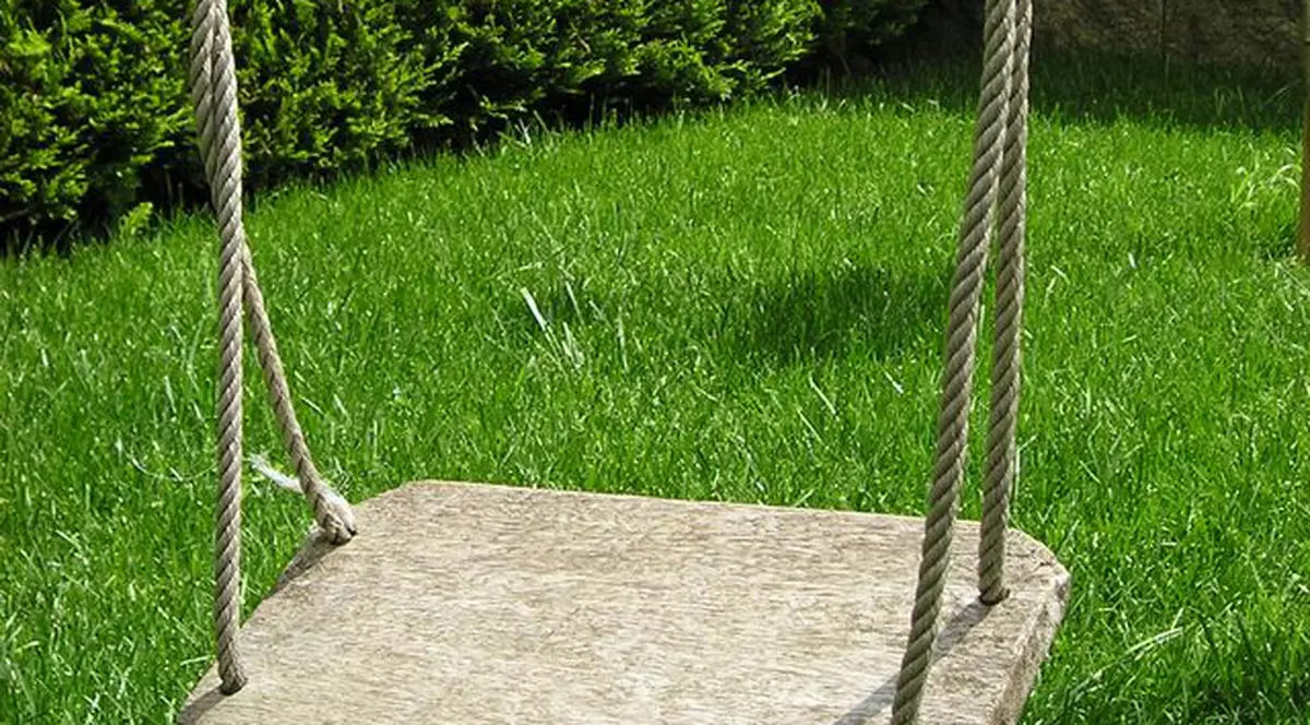 Două fetițe din Timișoara au ajuns de urgență la spital, după ce un leagăn s-a rupt