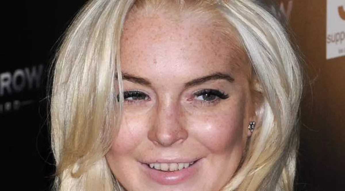 Lindsay Lohan a renunţat la droguri şi acum e dependentă de...