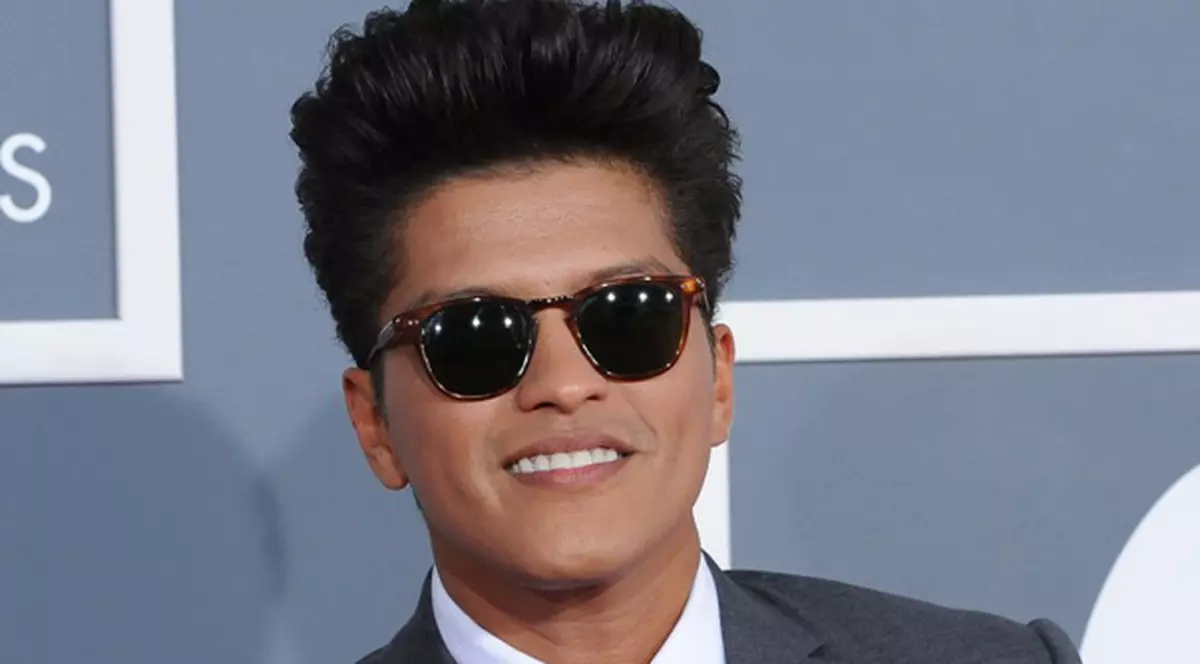 Margarină, fructe de pădure şi chipsuri! Acestea sunt ingredientele folosite de Bruno Mars pentru celebra coafură!