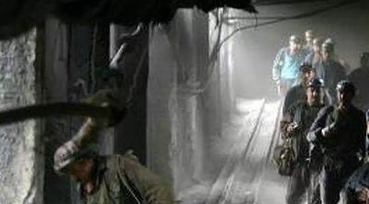 Culmea tupeului! Deşi au datorii imense, dau prime de Paşte angajaţilor