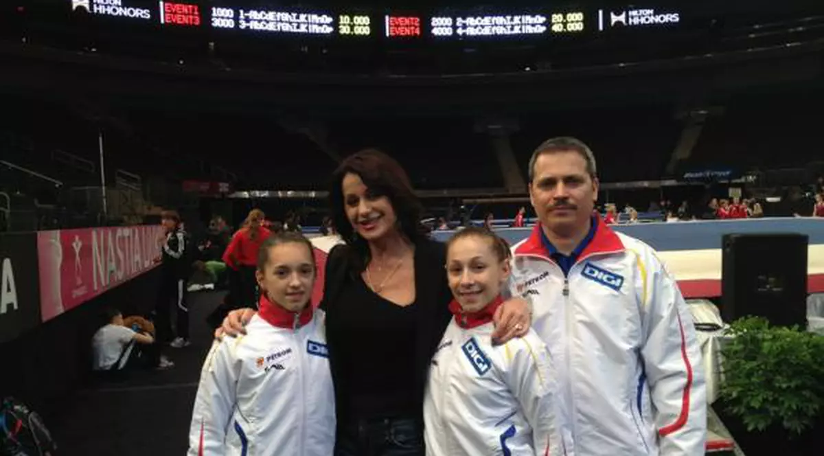 Gimnastele Diana  Chelaru şi Larisa Iordache încurajate de Nadia Comăneci  