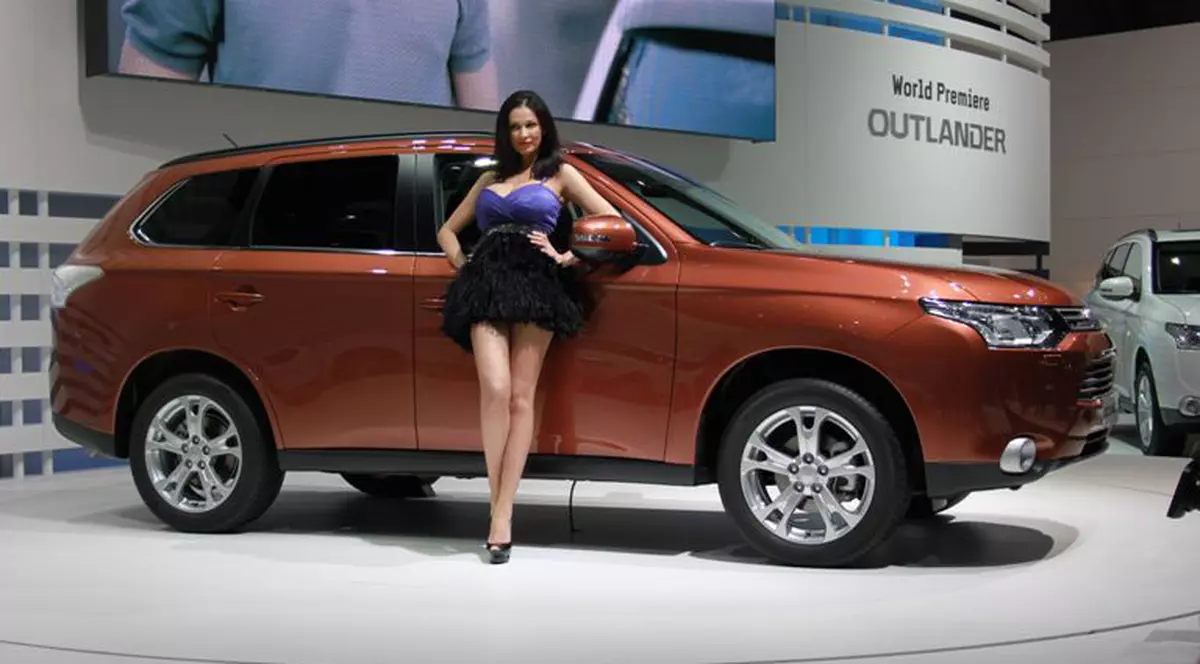 Nicoleta Luciu şi-a etalat silicoanele la Salonul Auto de la Geneva!