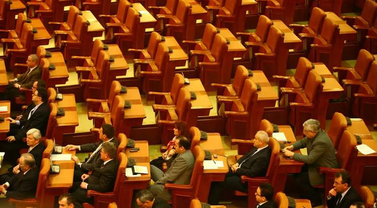 Parlamentarii ne iau banii degeaba! Nu au votat nici o lege într-o lună