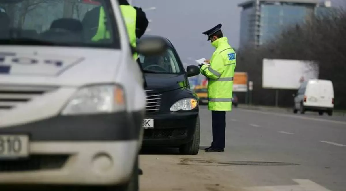 Un şofer a călcat pe picior poliţistul care dirija traficul!