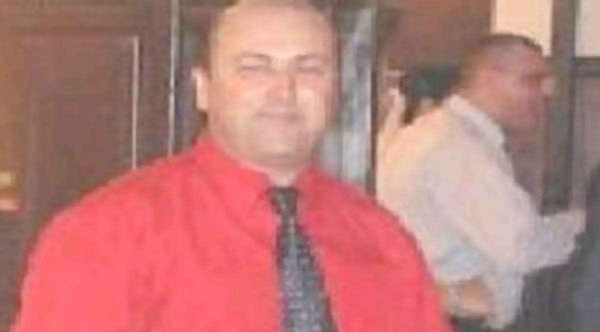 Un poliţist e cel mai înfocat stelist din Constanţa. Şi-a vopsit casa în roşu şi albastru! | FOTO