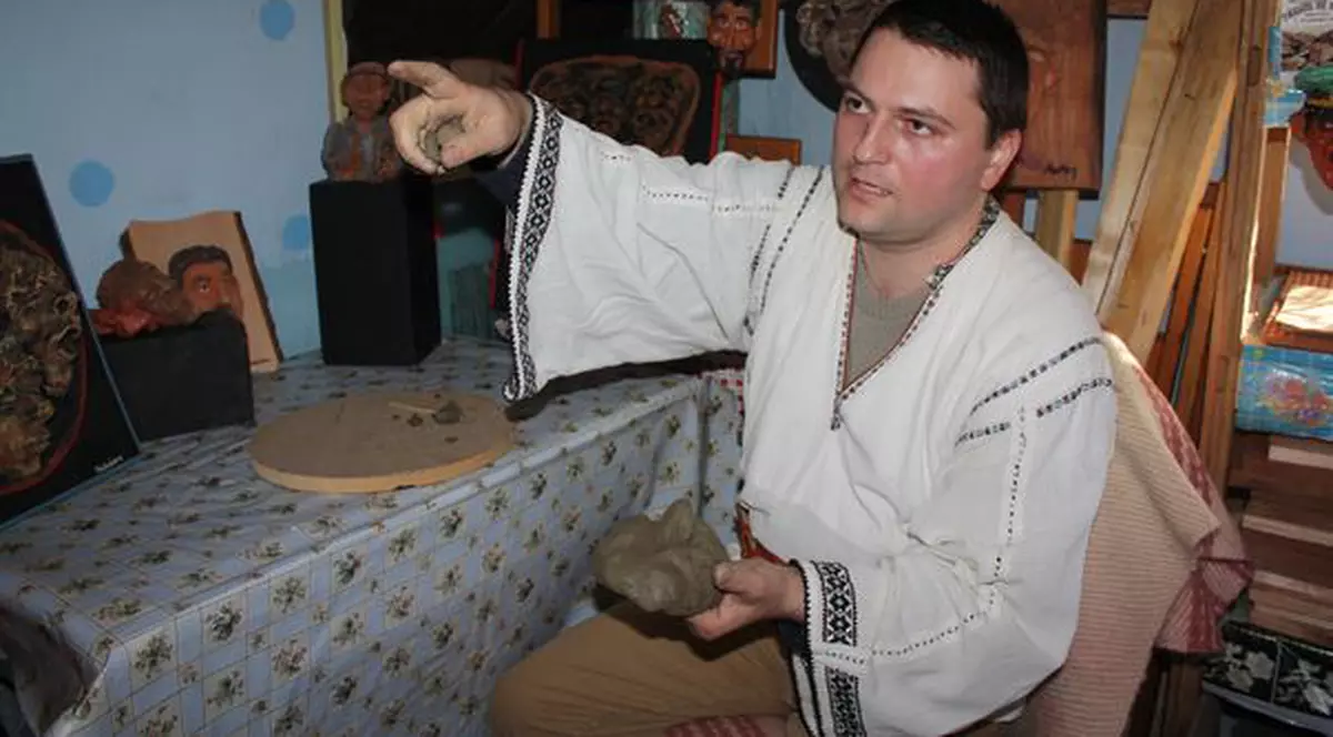 Aurel Bădulescu, poliţistul criminalist care modelează chipuri în lut