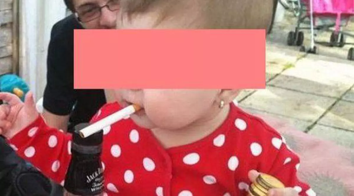 Imagine şocantă pe internet! Un copil mic, cu ţigara în gură
