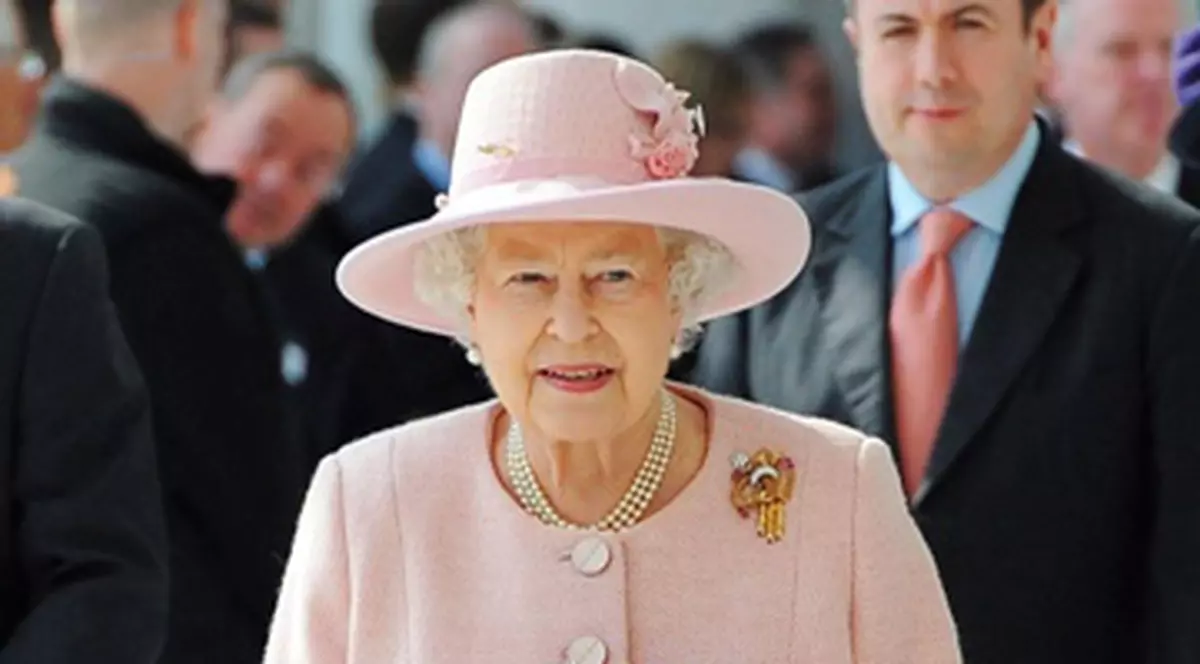 Surpriză de proporţii pentru nişte miri! S-au trezit cu Regina Angliei la nuntă!