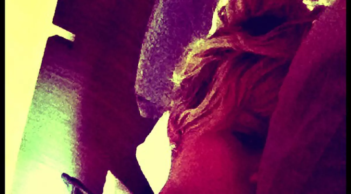 Rihanna, pe cine vrei să impresionezi? Cică e nemachiată și abia trezită din somn! FOTO