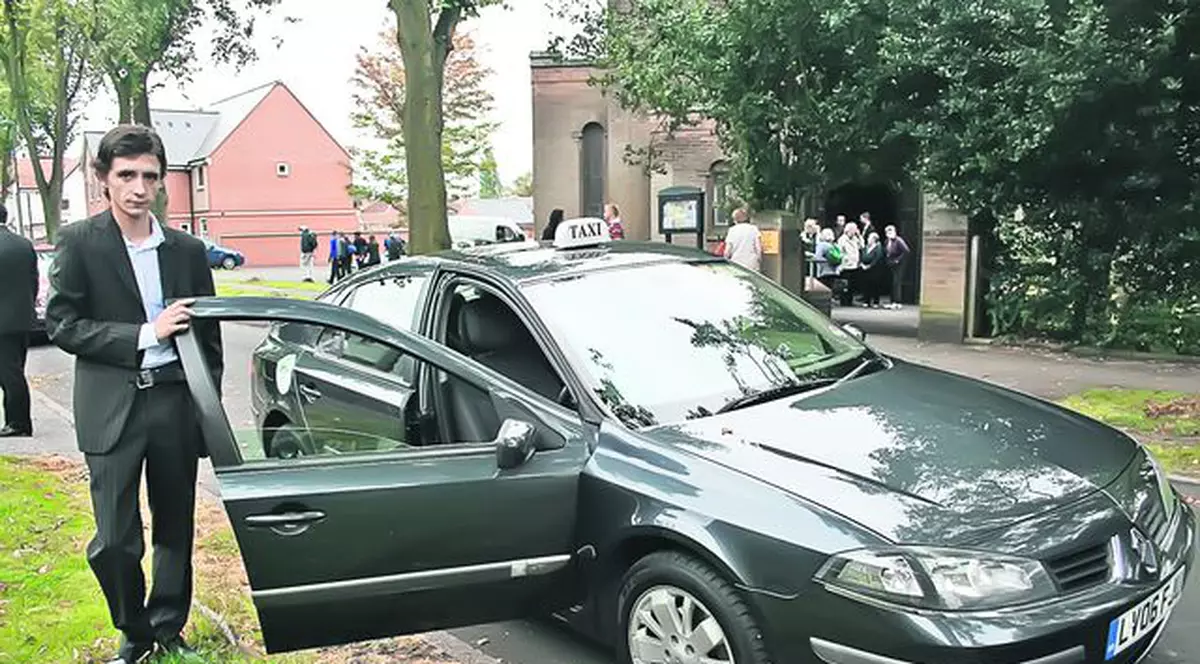 Cristian Mărgărit, un oltean din Târgu Jiu, e plătit pentru curse mai puţin obişnuite în Nottingham, Anglia: «Sunt taximetristul unor puşti arestaţi la domiciliu»