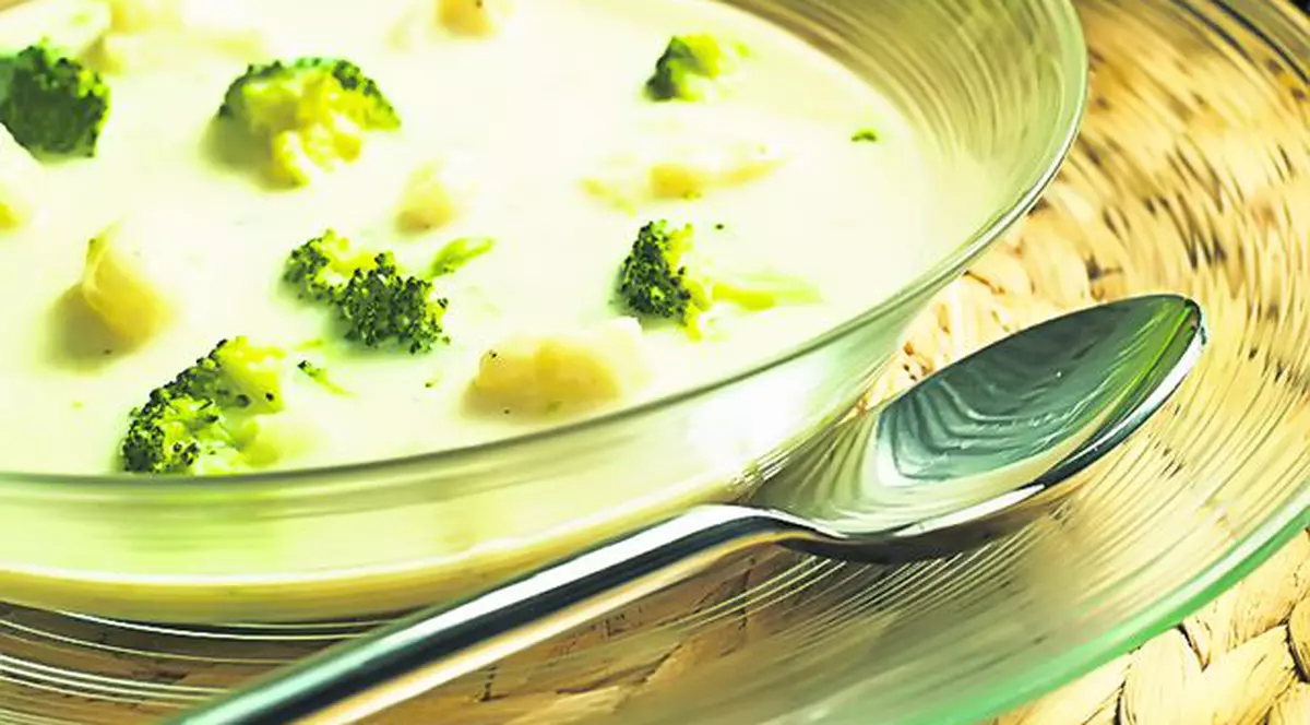 O reţetă sănătoasă /Supă-cremă de conopidă şi broccoli