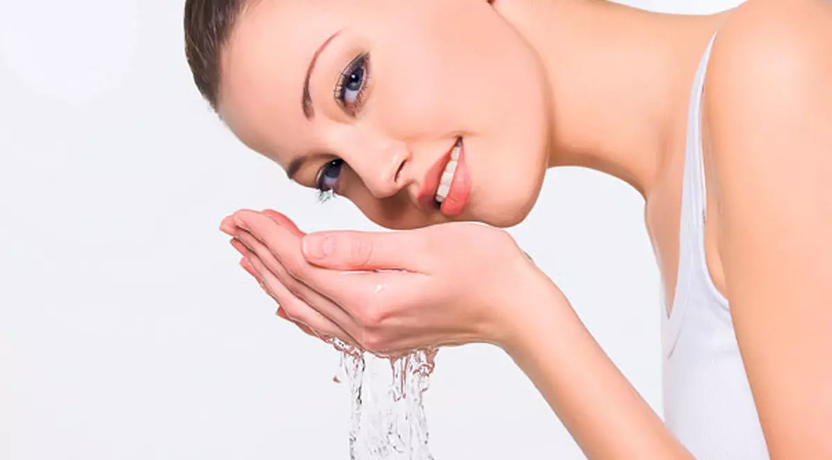 Cele mai bune dezinfectante pentru ochi: apa şi săpunul