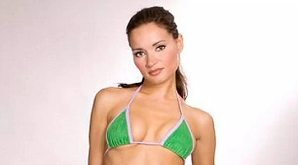 S-a făcut de ruşine! Ziua jurnalistă, iar noaptea se dezbracă pe bani în baruri