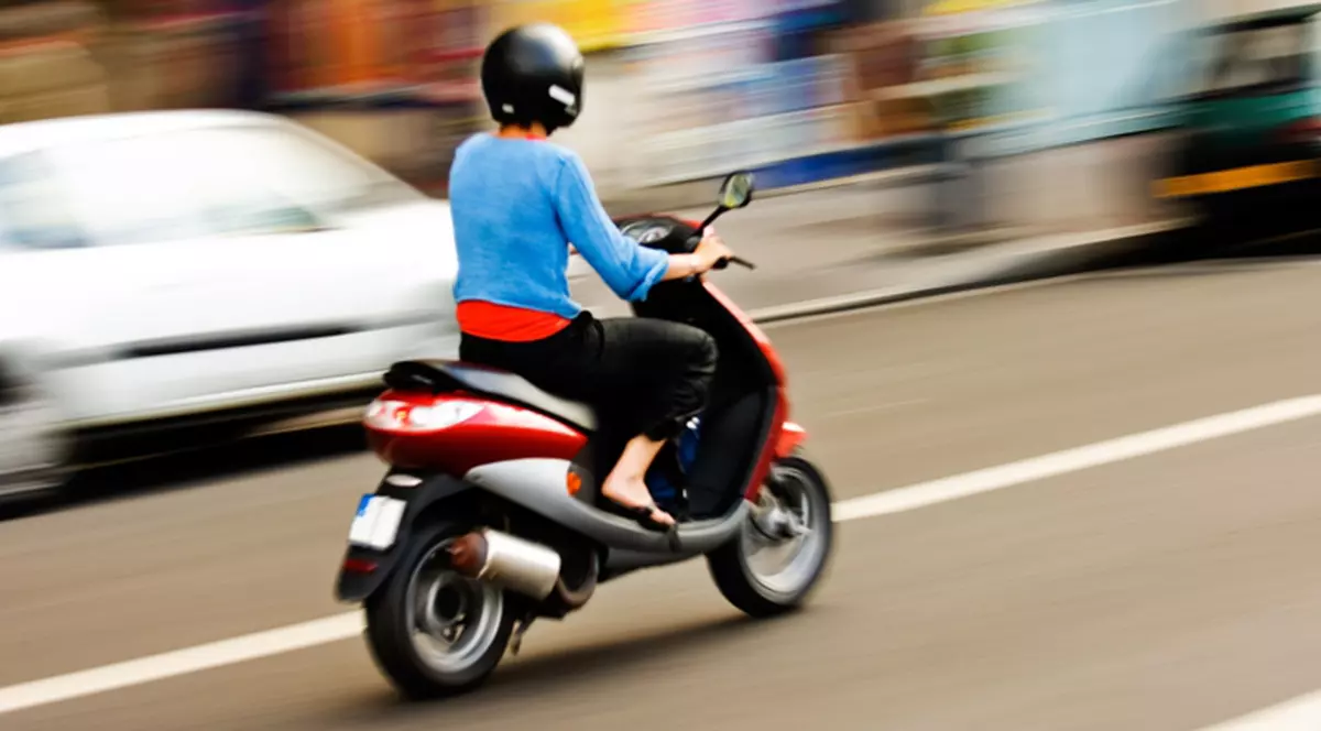 Până unde merge CRUZIMEA  HOTILOR! Lovesc oameni cu motocicleta şi apoi îi jefuiesc