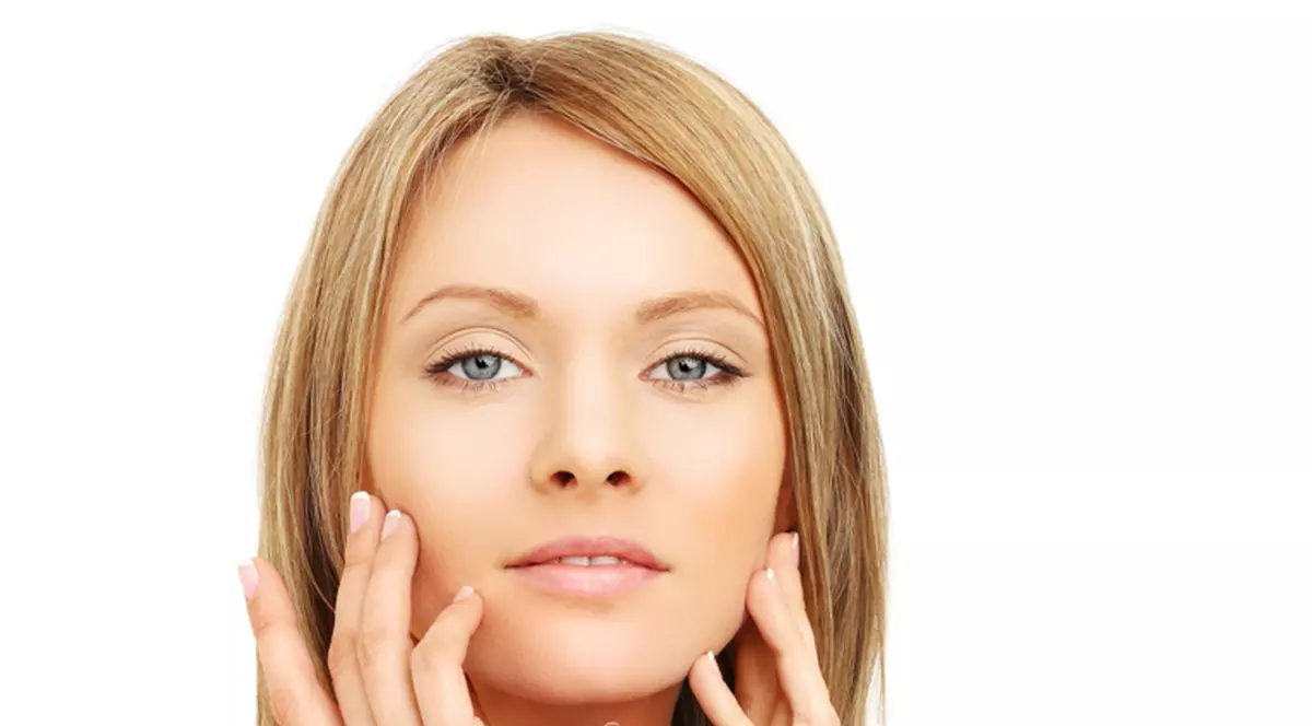 Uite cum îţi faci singură gimnastică facială