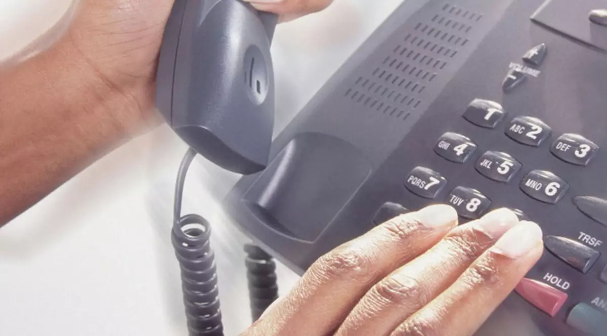 S-a spânzurat cu cablul de la telefon din cauza iubitei