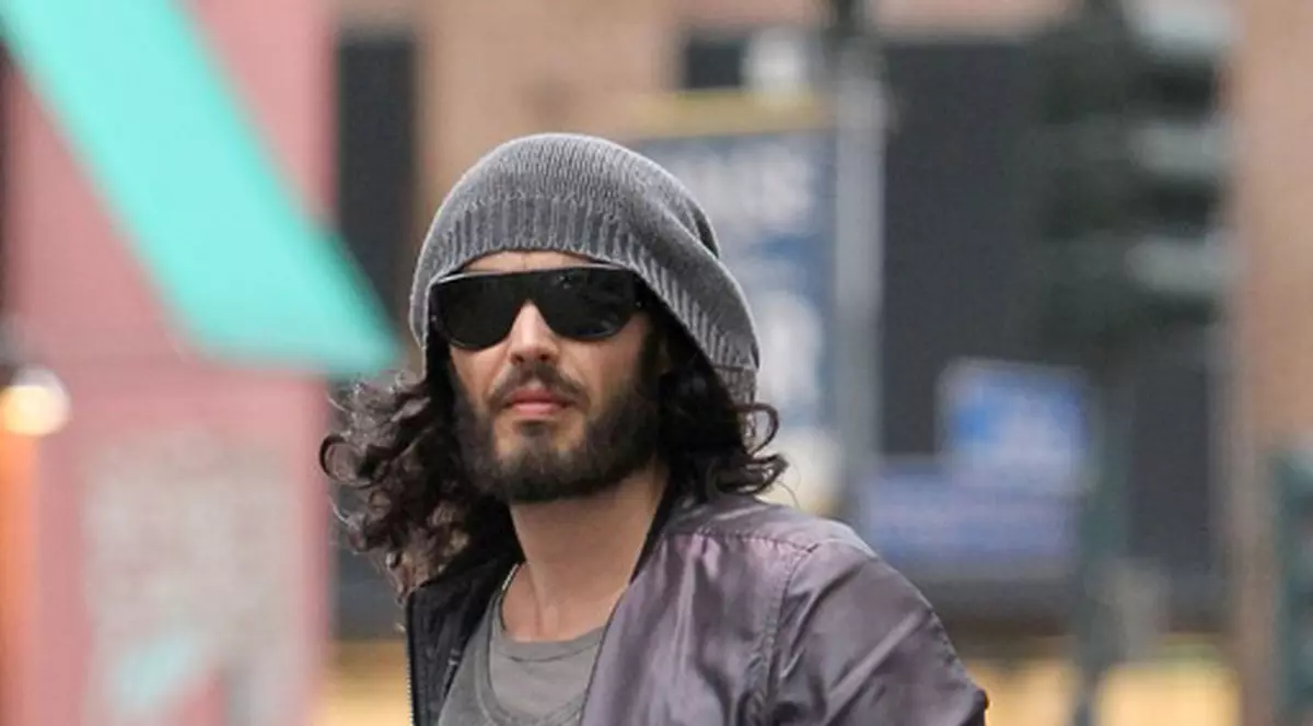Russell Brand, fostul soţ al lui Katy Perry s-a predat poliției! El era urmărit pentru agresarea unui fotograf