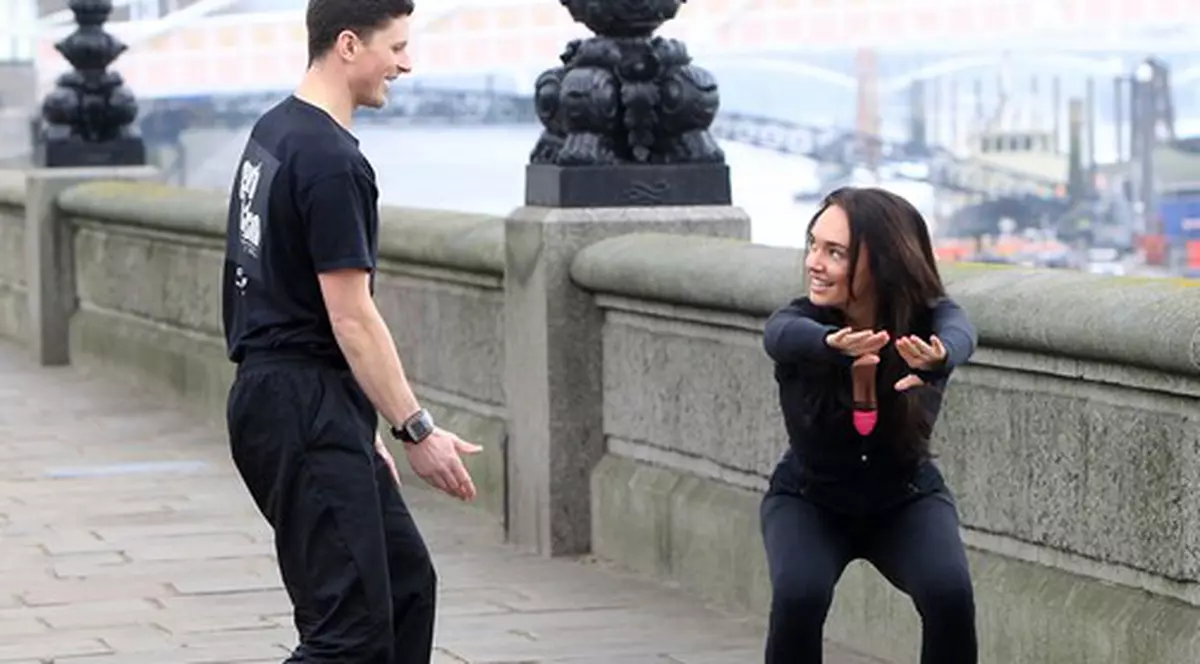 Una dintre cele mai bogate domnişoare de pe planetă îşi întreţine silueta făcând exerciţii în aer liber! FOTO