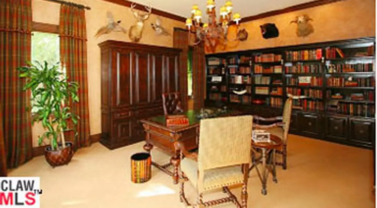 Britney Spears îşi vinde vila din Beverly Hills cu 4 milioane de dolari mai puţin decât a dat pe ea! Iată cum arată proprietatea! FOTO