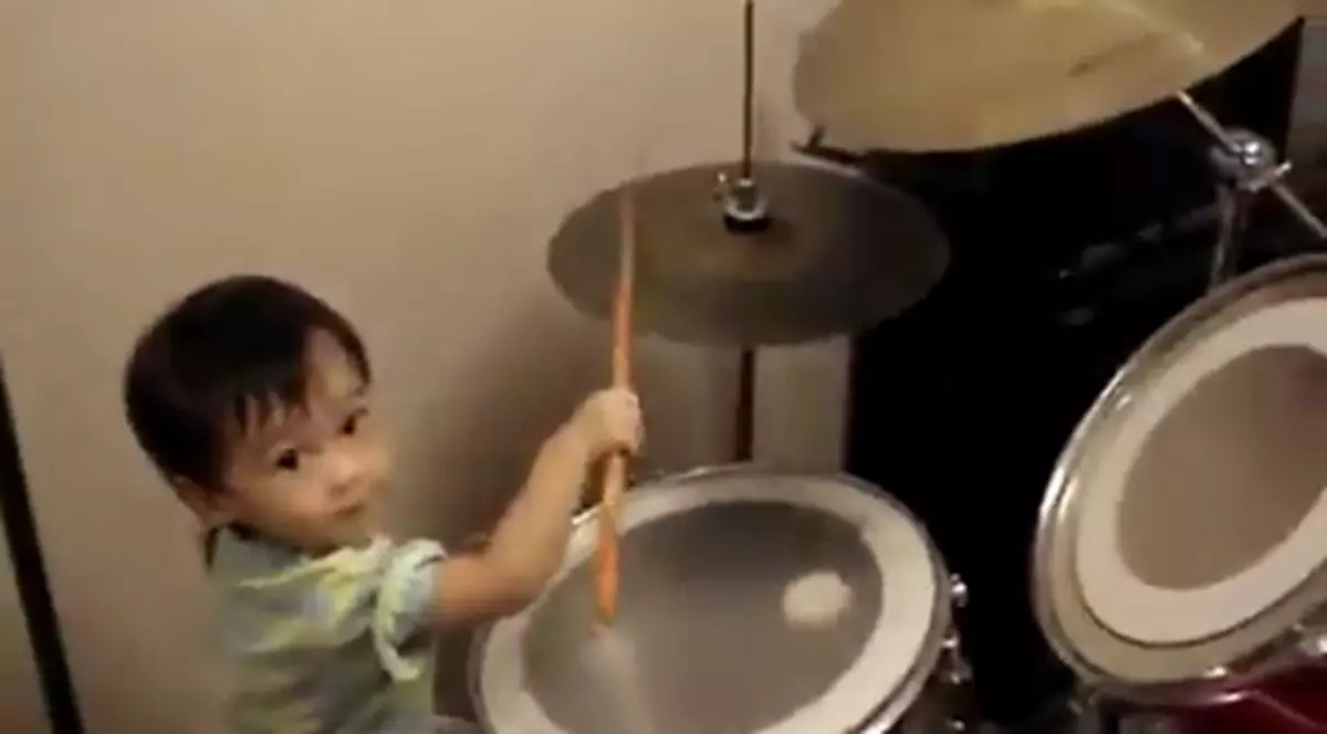 Super talent! Uite-l pe cel mai mic toboşar din lume | VIDEO