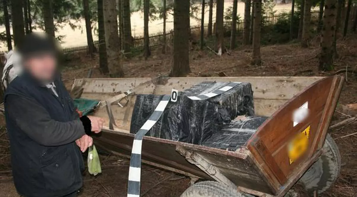 România, mereu surprinzătoare! Un sucevean făcea trafic cu ţigări în căruţă 