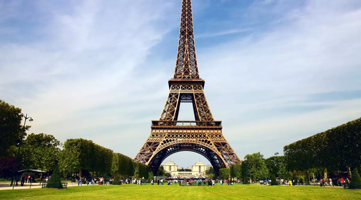 Turnul Eiffel împlineşte 123 de ani