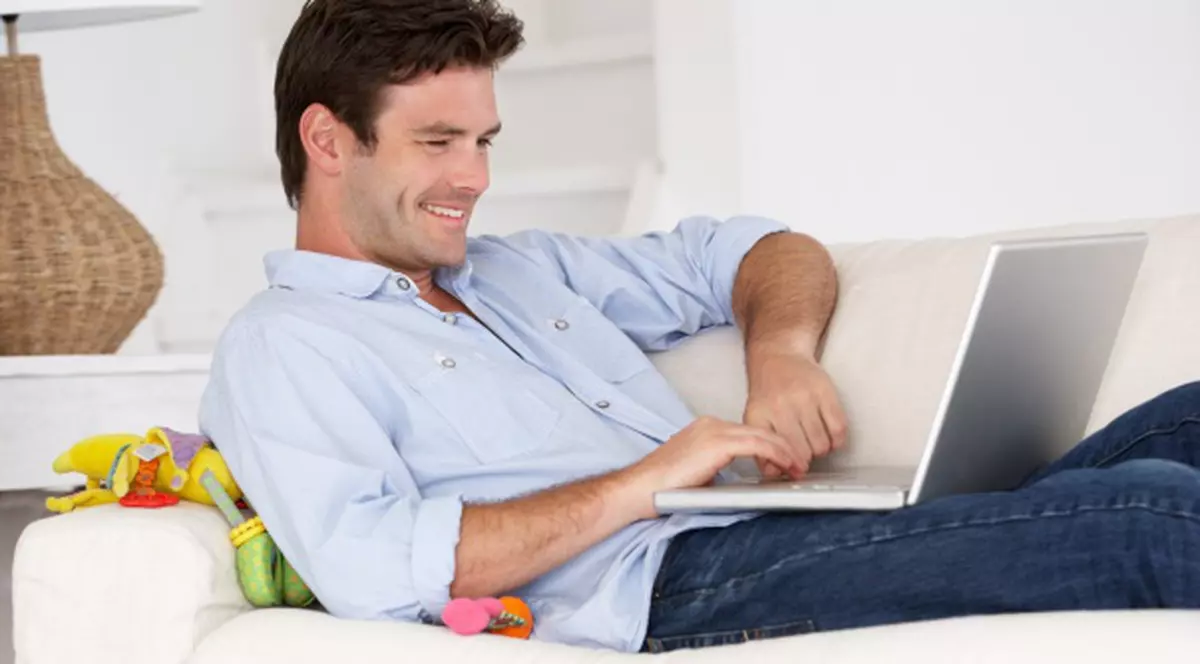 CUVINTELE pe care trebuie să le EVITAŢI pe internet, dacă nu vreţi să fiţi SPIONAŢI