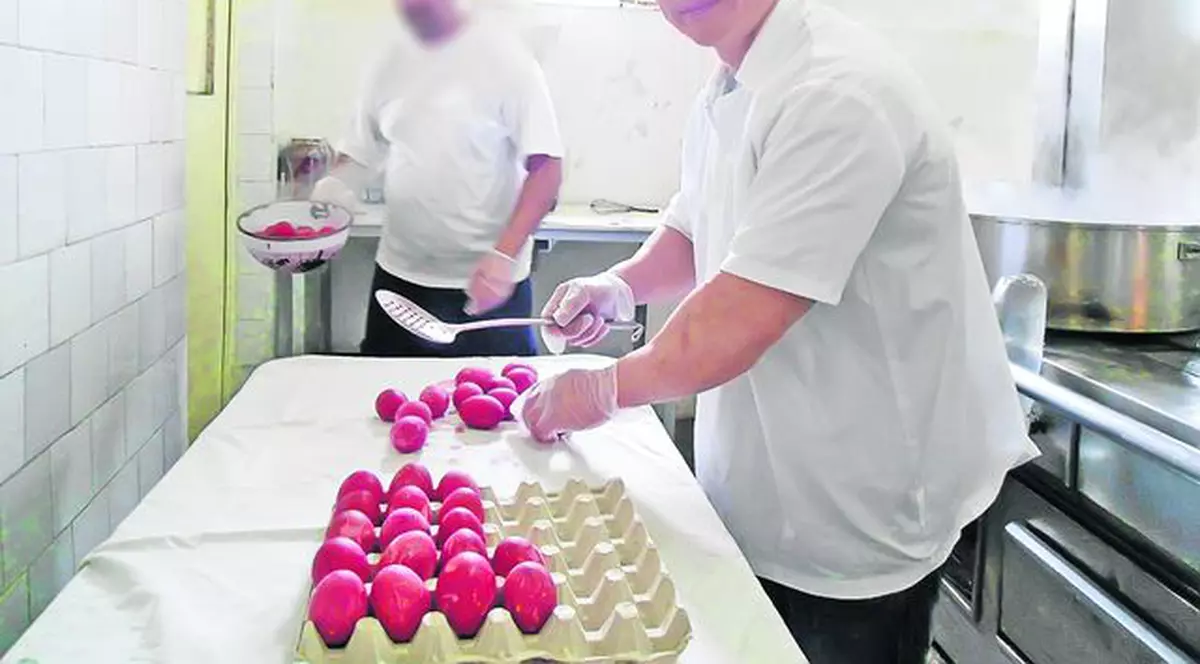 Un chinez le găteşte puşcăriaşilor de Paşte