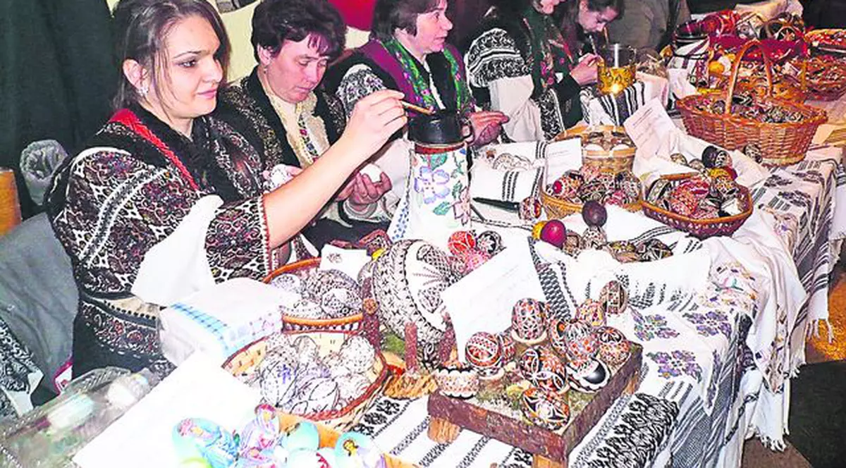 În satul ăsta, toată lumea încondeiază ouă!