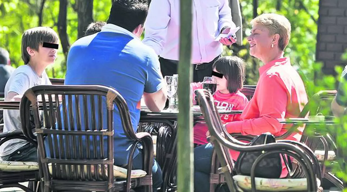 Teo şi iubitul şi-au scos copiii la terasă | EXCLUSIV