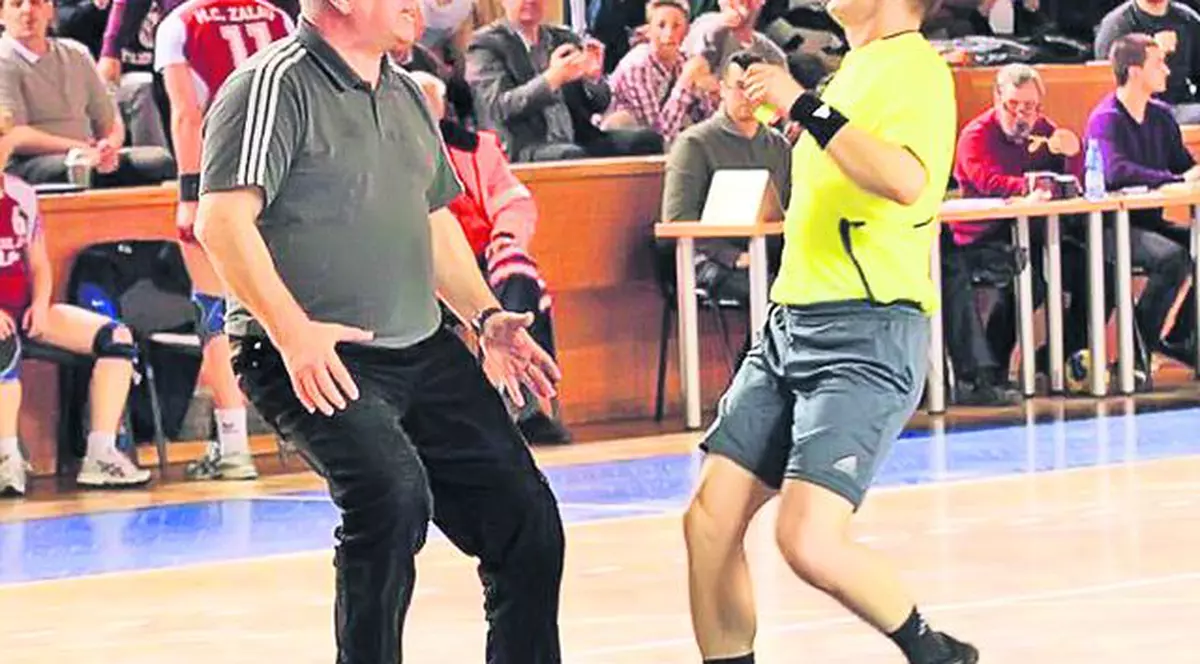 Gheorghe Tadici, antrenorul lui HC Zalău, a fost la un pas să bată arbitrii, iar ieri i-a desfiinţat pe stewarzii care l-au îmbrâncit