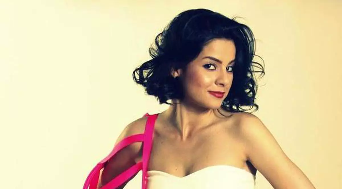 Vezi ce ţinută îţi propune VJ Oana Tache pentru White Sensation