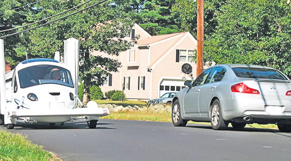 Dan Voiculescu are de ce să fie fericit! Maşina zburătoare pentru care a plătit avans de 100.000 de euro a devenit realitate