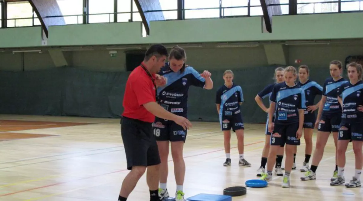 Românul Alexandru Acsinte le predă handbal europenilor