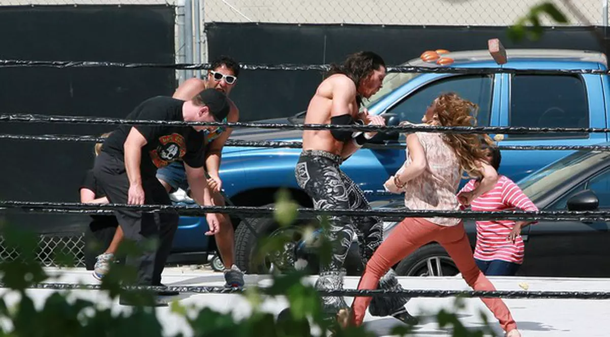 Mică, mică, dar... Jessica Alba s-a luat la trântă cu un luptător de wrestling