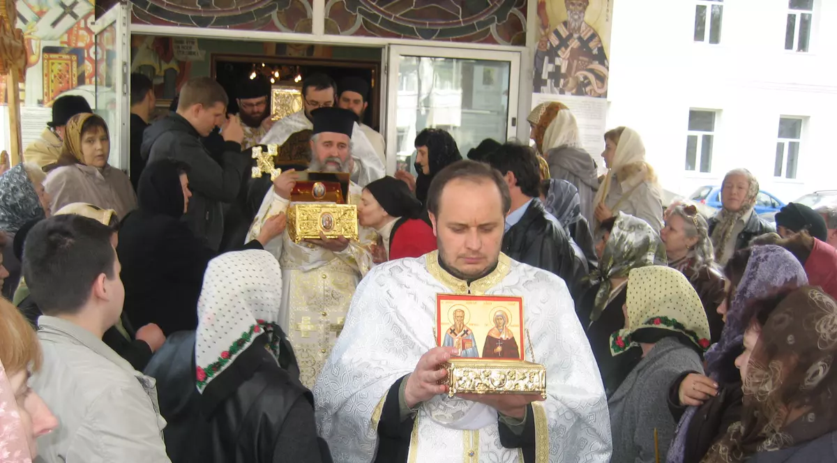 Procesiune cu moaşte în curtea Spitalului din Suceava de Izvorul Tămăduirii