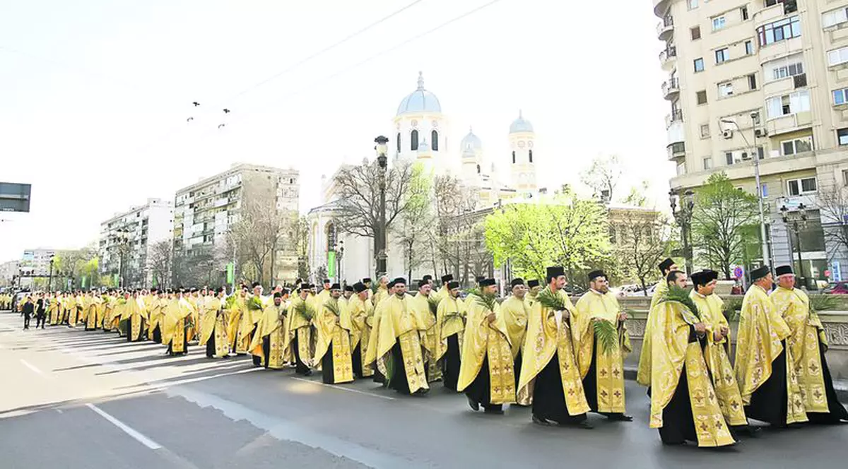 Sute de preoţi au ieşit pe stradă