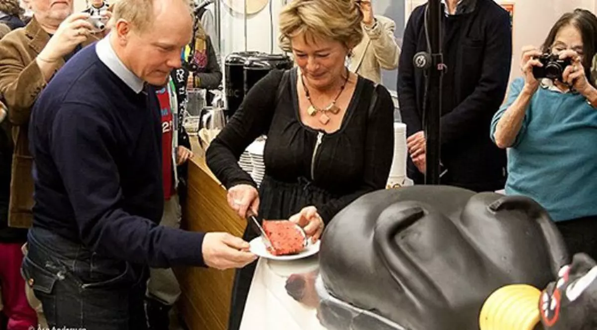 Oricât de greu de crezut ar fi, este real! Ministrului Culturii din Suedia i se cere DEMISIA pentru că a tăiat o PRĂJITURĂ! Video