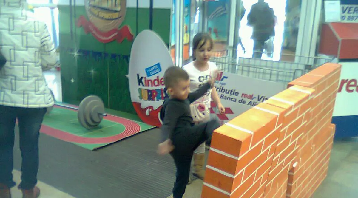 La 3 ani, băiatul campionului k1 Marius Tiţă ”rupe” spaţiile de joacă