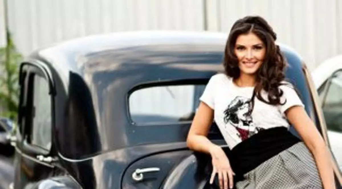 Alina Puşcaş este înnebunită după maşini şi urmăreşte toate emisiunile auto