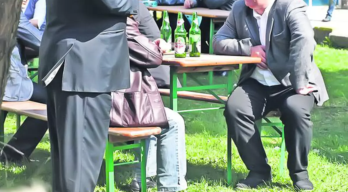 Obosiţi de discursurile şi de promisiunile şefilor lor de partid, USL-iştii de rând s-au relaxat la o berică!