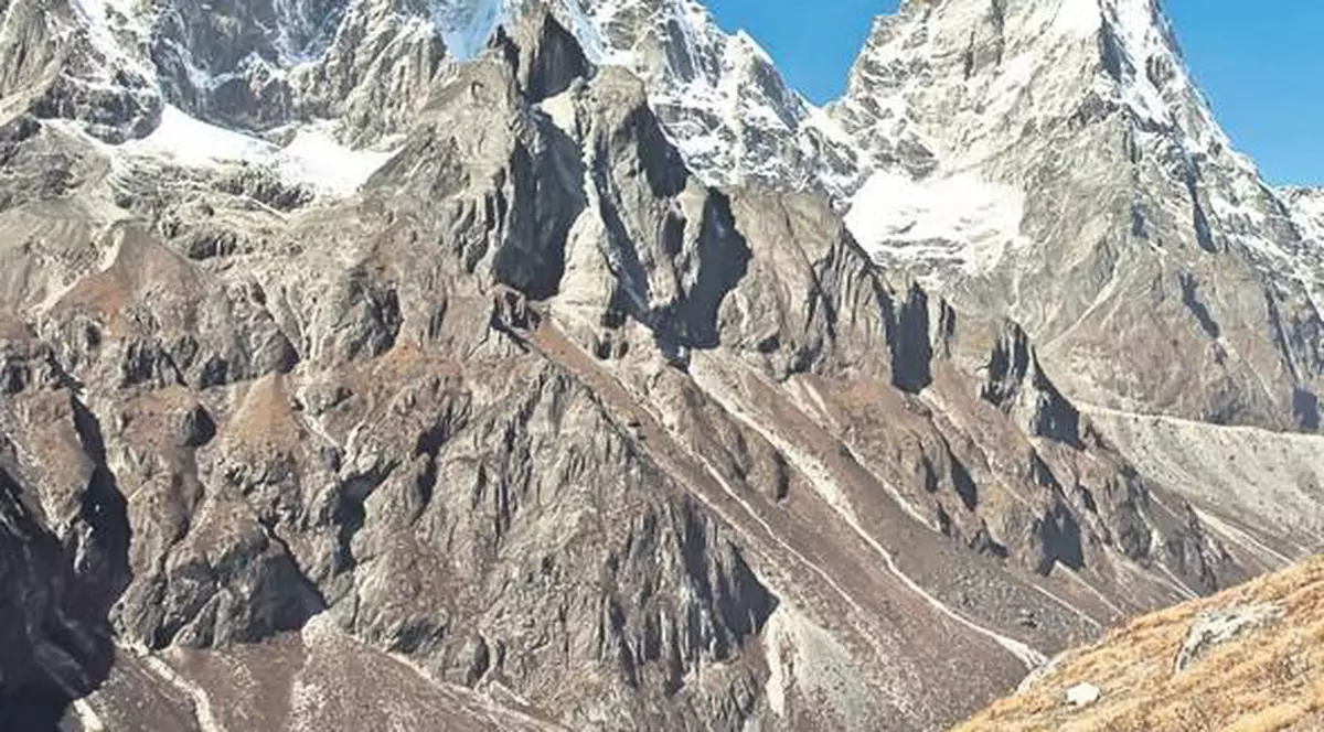 O echipă de alpiniști români pregătește o expediție curajoasă în Himalaya, fără călăuze sau rezerve de oxigen