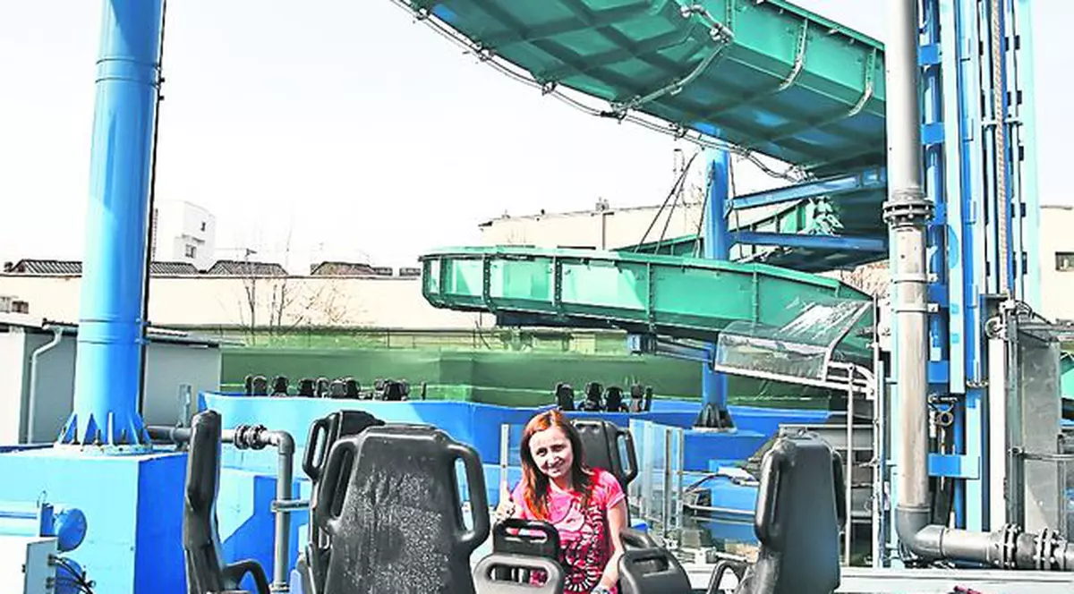 Un tobogan nou- nouţ  este atracţia celui mai mare parc de distracţii din Bucureşti