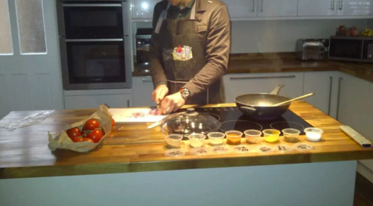 BOX | Adversarul lui Bute se antrenează în bucătărie