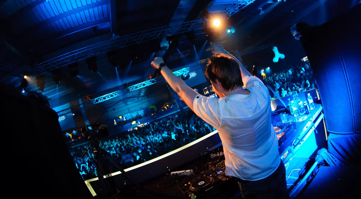 Zeci de vedete ale  muzicii electronice promit nopţi de dans la Mamaia