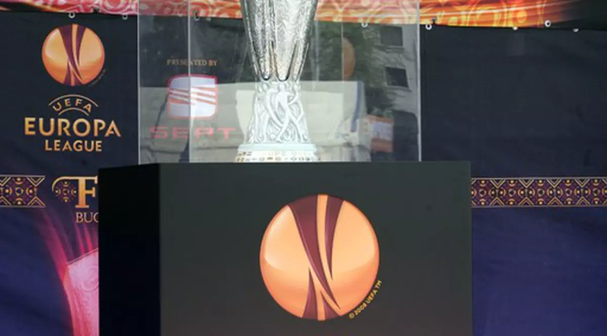 Vrei o poză bună de facebook? Vezi unde poţi găsi trofeul UEFA!