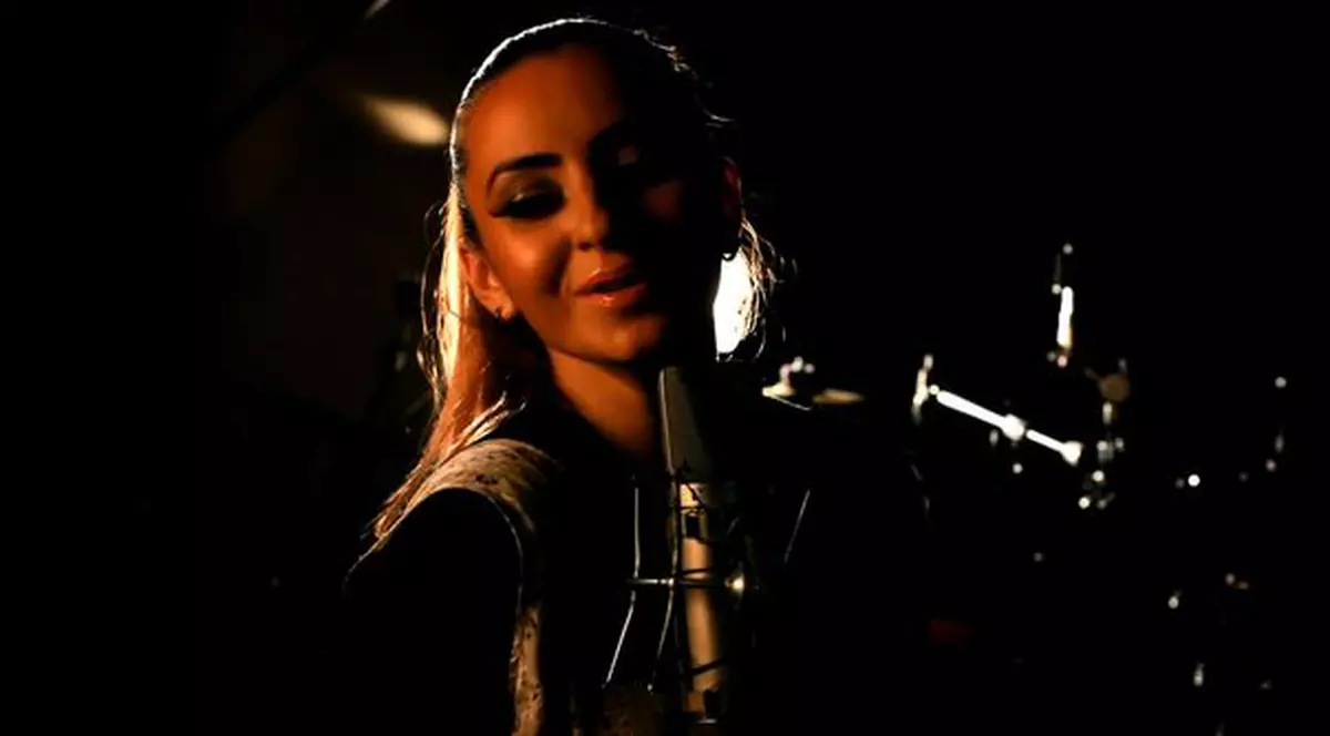 Giulia a lansat videoclipul "Vorbe goale" | VIDEO