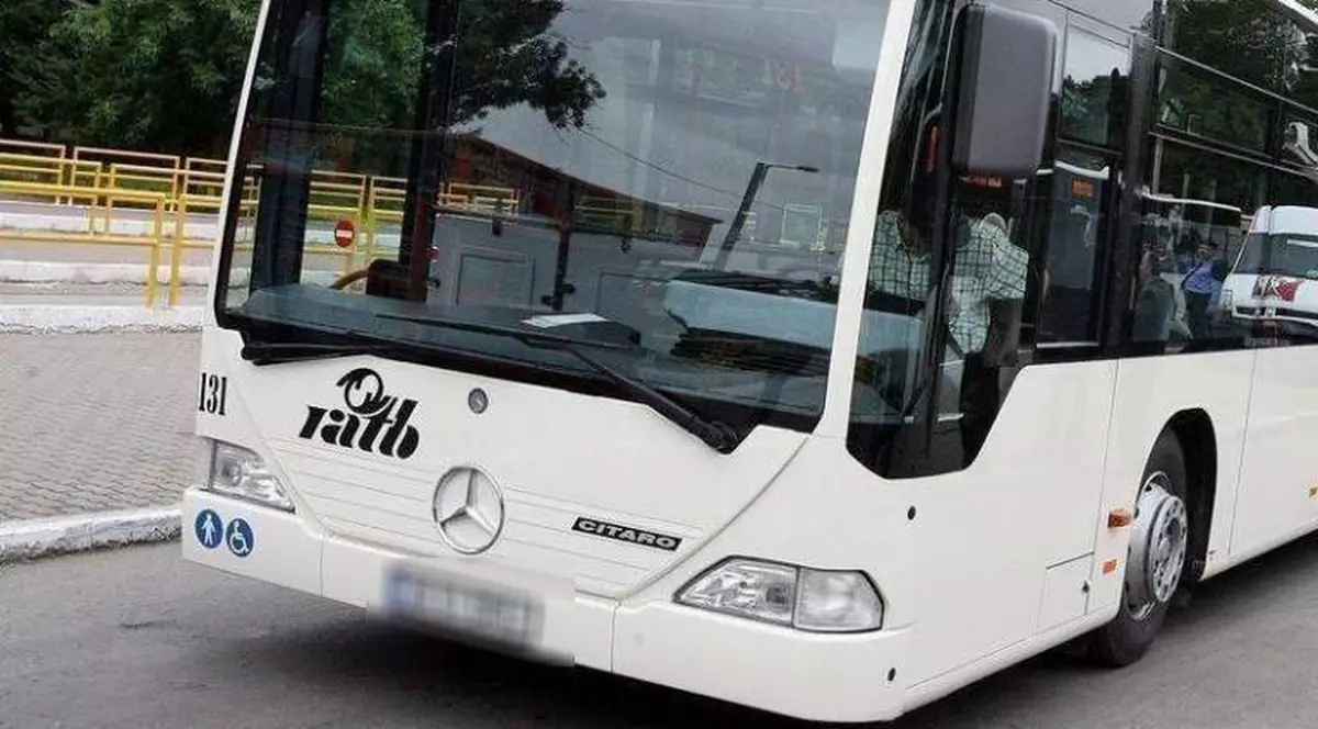 Începând de joi, călătoria cu autobuzul sau tramvaiul poate fi plătită prin SMS